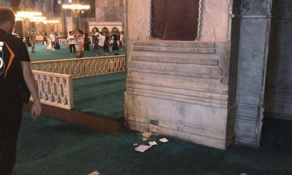 Μυστηριώδεις περγαμηνές βρέθηκαν μέσα σε σπασμένη μαρμάρινη στήλη στην Αγία Σοφία